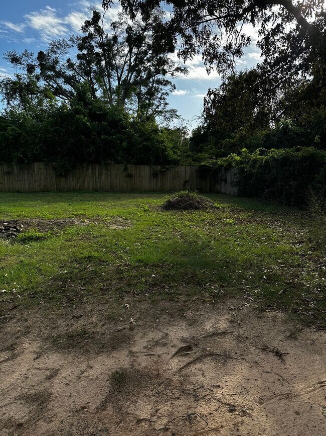 Building Photo - Country Living