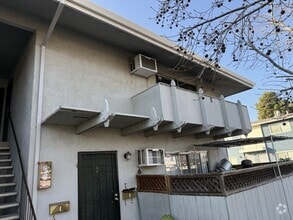 Building Photo - Refreshed Upstairs 2 Bed, 1 Bath Tracy Apa...