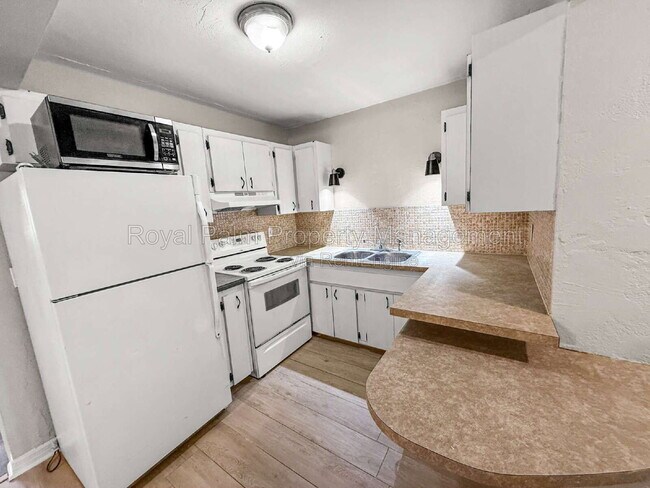 Building Photo - 3744 Estelle Ave