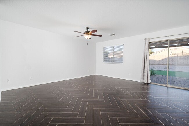 Building Photo - 4 bed, 2.5 bath, 2,251 sqft