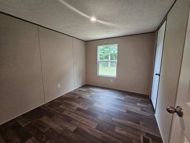 Building Photo - 1135 Hendricks Lake Rd