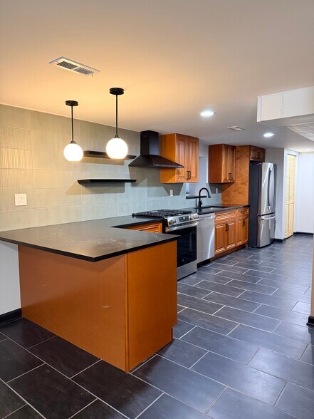 Building Photo - 2050 W Cullerton St