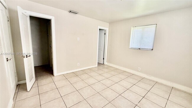 Building Photo - 320 Holloway Dr