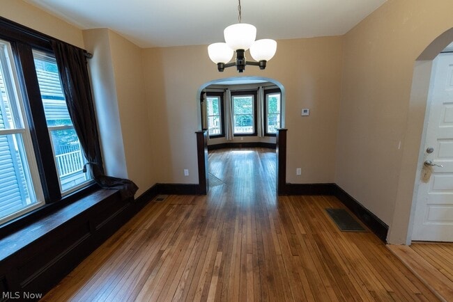 Building Photo - 1362 W 59th St