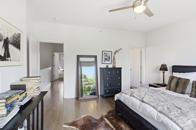 Building Photo - $500 RENT CREDIT if Leased by SEPT 1ST. Location, location, location! Modern Turnkey Townhome Ste...