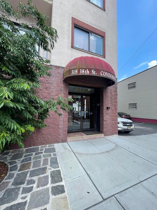 Building Photo - 318 38th St