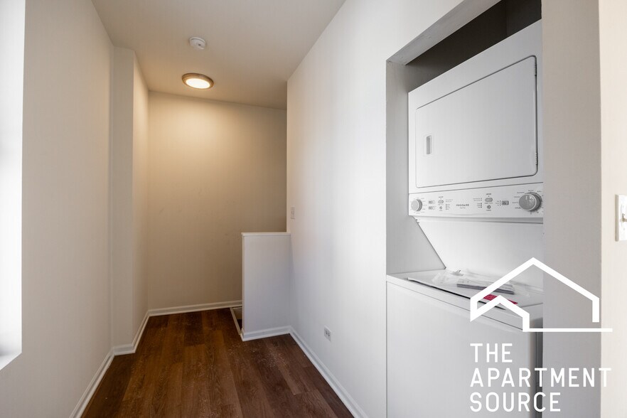 Building Photo - 1260 N Greenview Ave