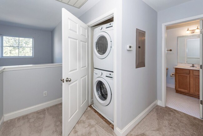 Building Photo - 3 Bedroom, 2.5 Bathroom Townhome in Oak Terrace Preserve - Park Circle