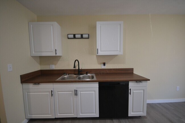 Building Photo - Vine St Duplexes