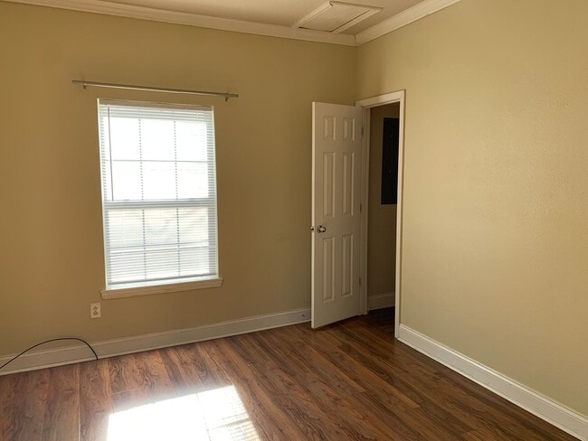 Building Photo - Adorable home in Joplin! 2 bedroom, 1 bathroom home with large living space, carport, and applian...