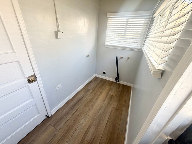 Building Photo - 2 bed 1 bath SFH near USC with gated parking