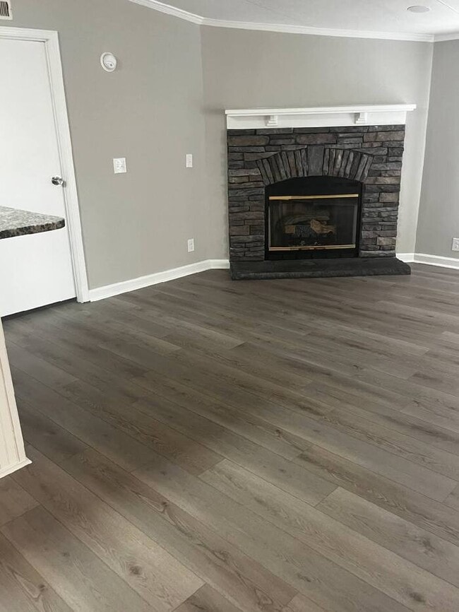 Building Photo - 4 Bedrooms 3 Bath