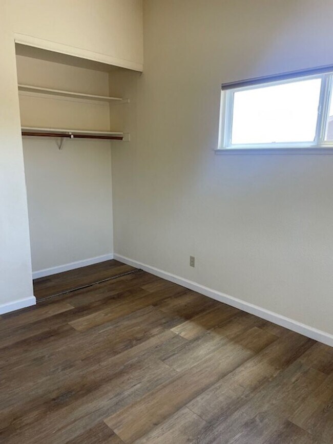 Building Photo - Four bedroom two and half bath on the uppe...