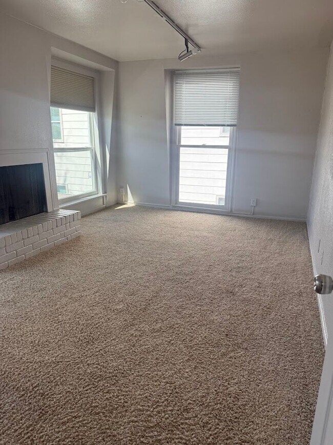 Building Photo - San Pedro Square - West Campus - Townhome - Old School Luxery - W/D - Fireplace - Updated Kitchen...