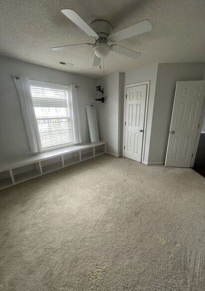 Building Photo - 4701 Pennoak Ln
