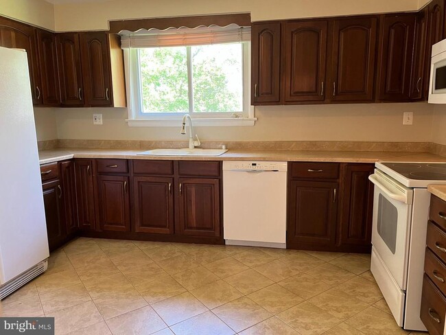 Building Photo - 4616 Willow Run Dr