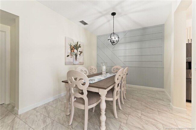 Building Photo - 10627 SW Cam Run