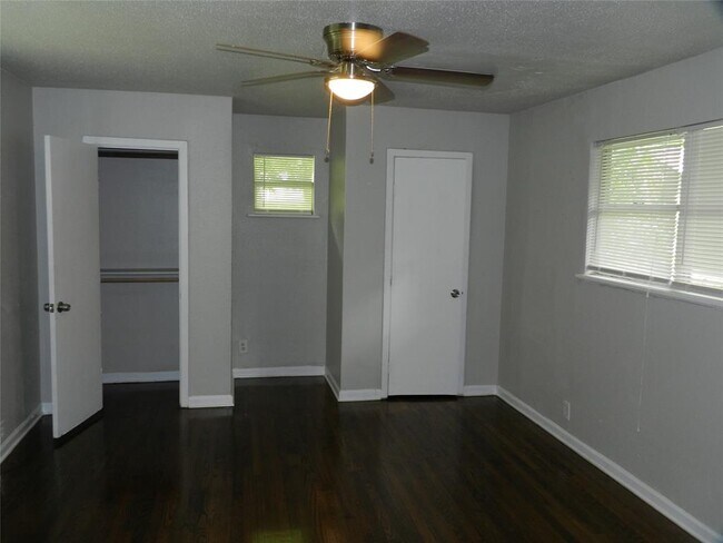 Building Photo - 6031 Ridgeway Dr