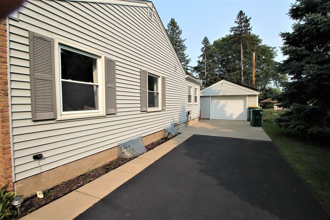 Building Photo - Beautifully updated Richfield home! Open c...