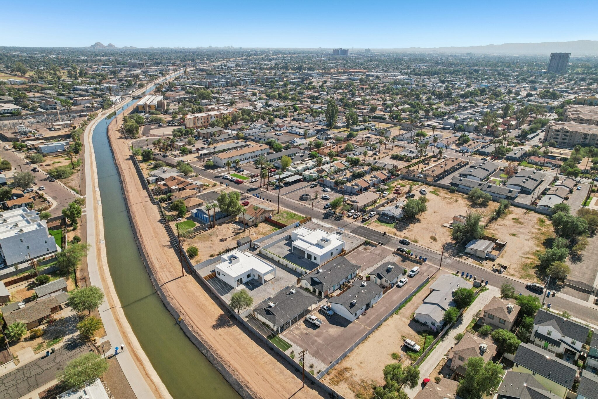 Building Photo - 910 E Roma Ave