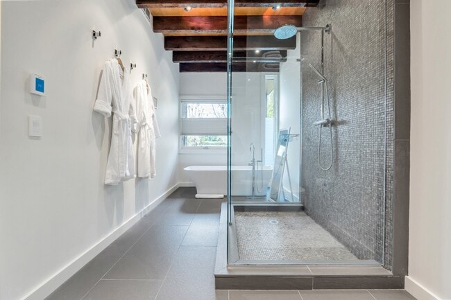 Building Photo - 54 Bay View Dr E