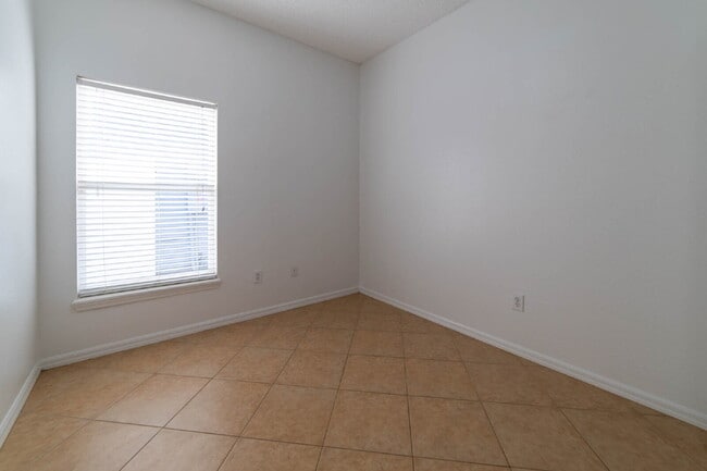 Building Photo - **Charming 4BR/2BA Pond-View Home with Boat Ramp Access – East Orlando **