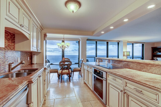 Building Photo - 250 S Ocean Blvd