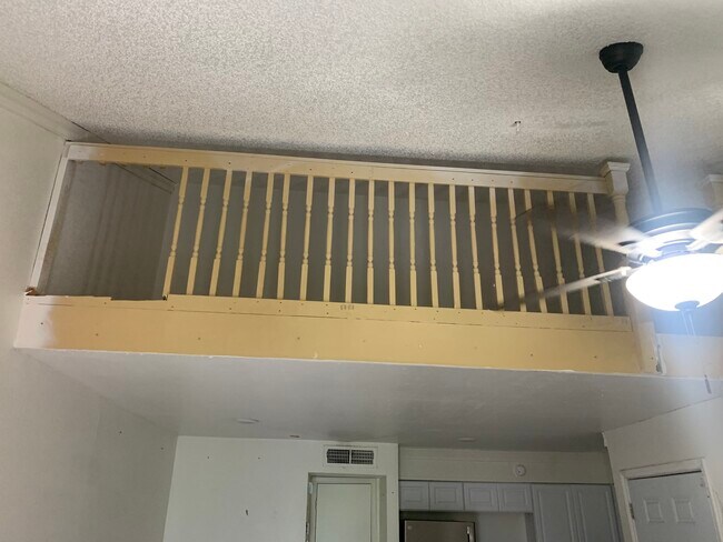 Building Photo - 10855 Meadowglen Ln