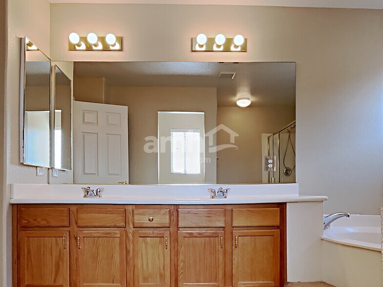 Building Photo - 10805 Osage Winter St