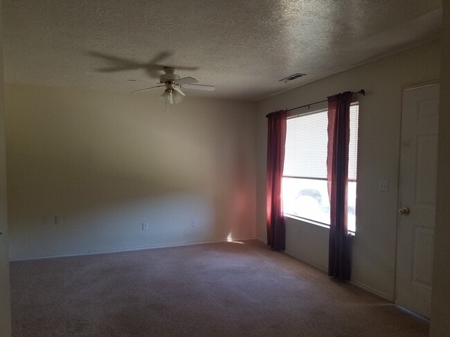 Building Photo - 3 Bed/2 Bath End Unit