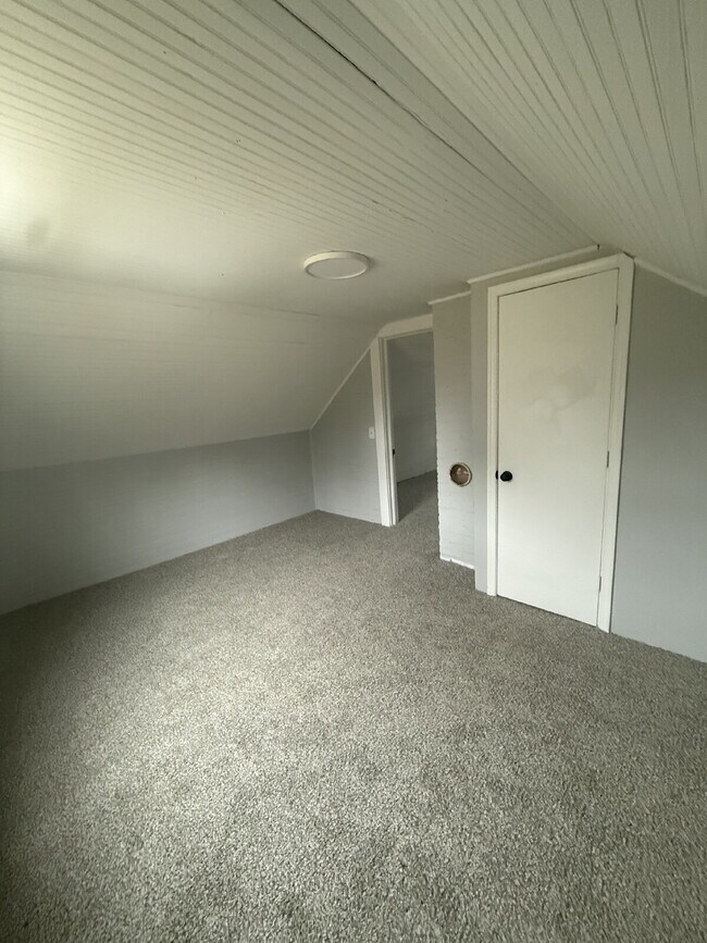 Building Photo - 2 bedroom 1 bath Home in Hurt VA with large yard just minutes to downtown Altavista.