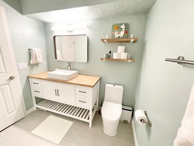 Building Photo - 4400 Hemingway Dr