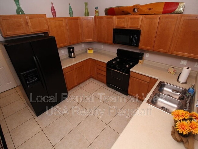 Building Photo - 2325 N East St