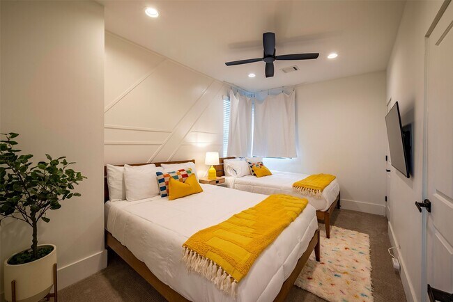 Building Photo - 3218 Crawford St