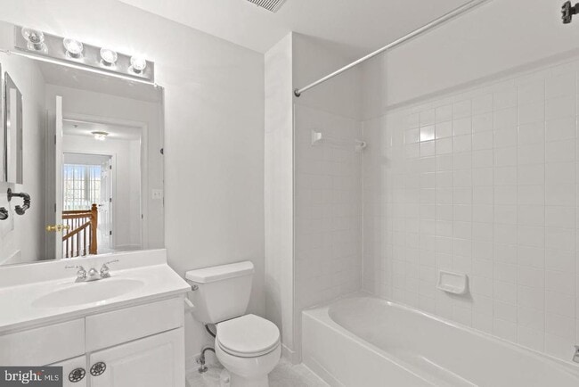 Building Photo - 1925 Crescent Park Dr