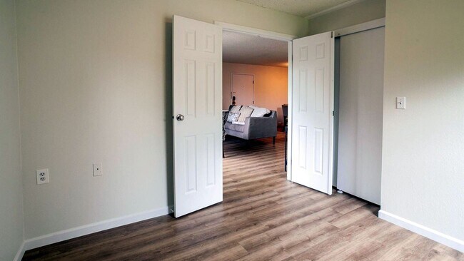 Building Photo - Beautiful Updated 2 Bed 1 Bath Condo by Fo...