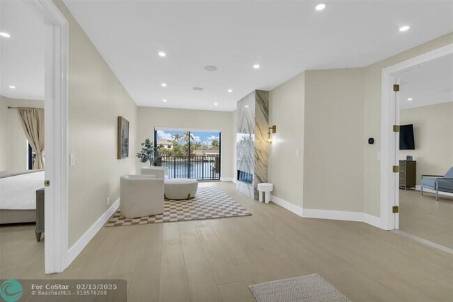 Building Photo - 319 S Riverside Dr