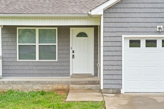 Building Photo - END UNIT! Close to Ft Campbell and convenient shopping and restaurants!