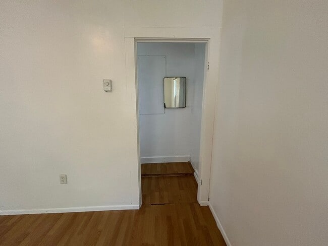 Building Photo - 2 Bed 1 Bath Large House with Fenced Yard and Washer Dryer Hookups