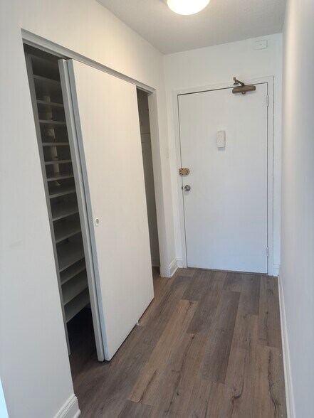 Building Photo - 1300 Army Navy Dr
