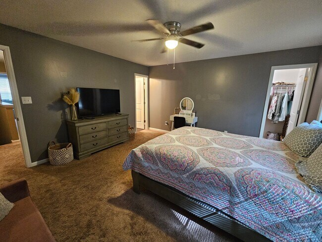 Building Photo - Spacious & Well Maintained Townhouse!