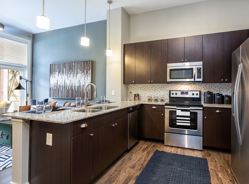 Kitchen - AMLI Frisco Crossing