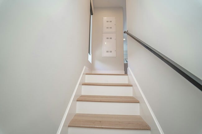 Building Photo - 2115 Holly Dr