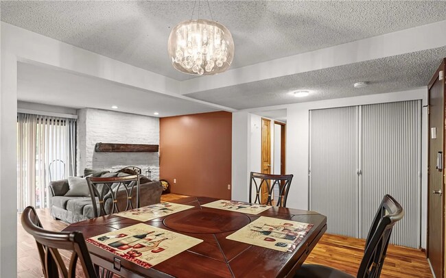 Building Photo - Oakbrook Country Club Condominium (2bedroom)! Apply Today