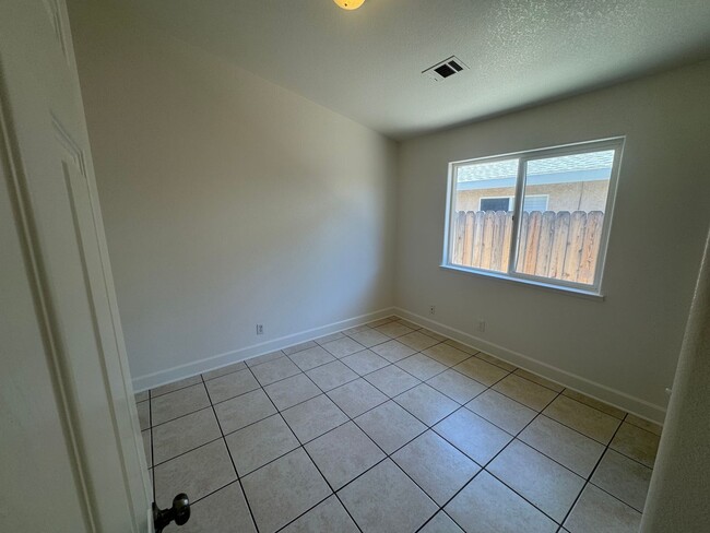 Building Photo - 3 bedroom | 2 bathroom | Single family hom...