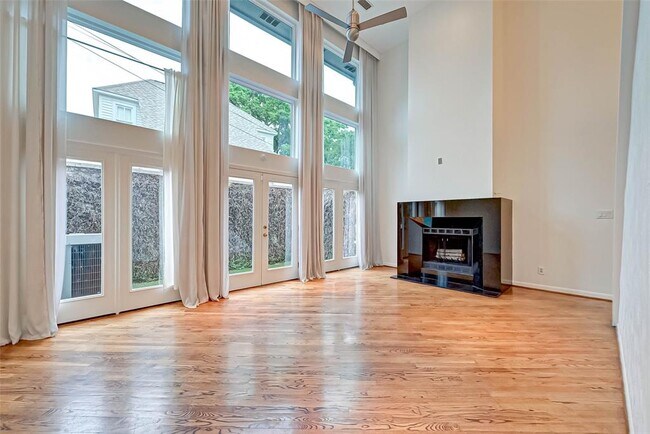 Building Photo - 1551 Cortlandt St