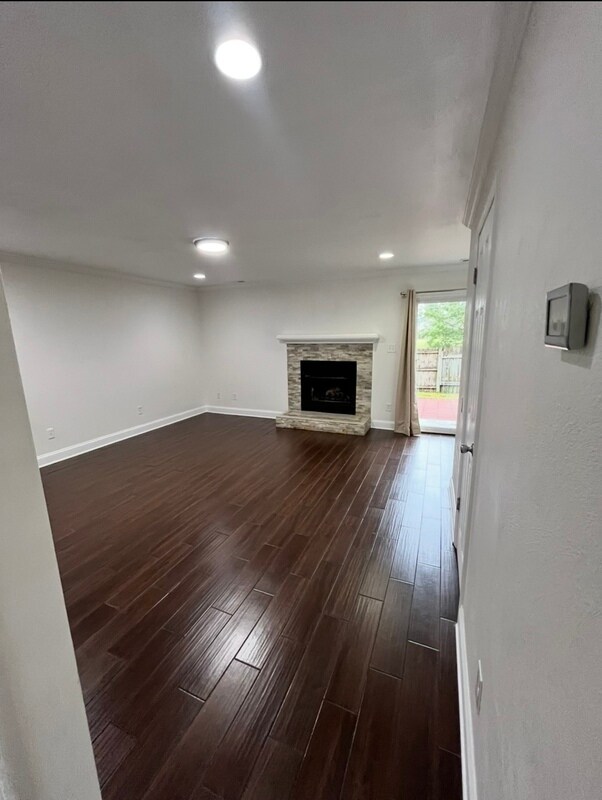 Building Photo - 1528 Jameson Dr