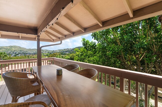 Building Photo - Stunning Lake View Townhome – 3 Bed, 2 Bat...