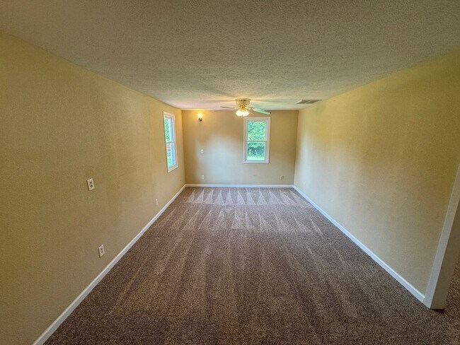 Building Photo - 4 Bedroom 2 Bathroom Home with Convenient Access To I-44!