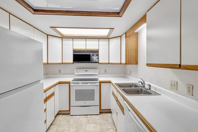 Building Photo - Charming 2-bedroom, 2-bathroom townhome with a 1-car garage